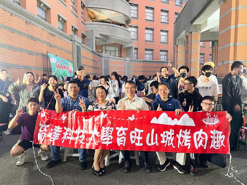 吳菊校長與師生們合影
