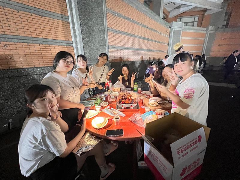 同學們開心的烤肉