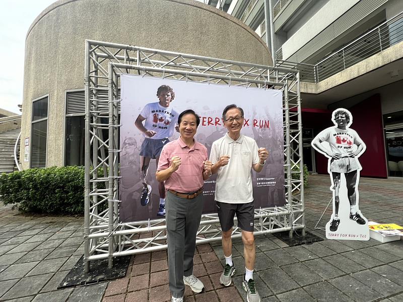 為了支持台灣癌症研究，幫助更多人治癒癌症，東海大學校長張國恩（左）、華碩集團董事長施崇棠（右）首度聯手齊跑馬拉松