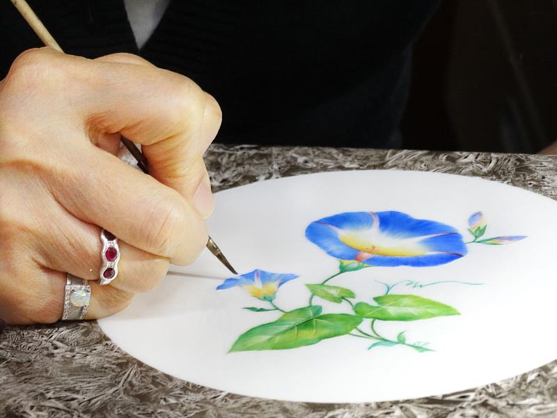 徐瑞芬瓷器彩繪課程，將指導如何運用釉料在磁盤上作畫(頂新和德文教基金會提供)