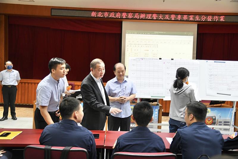 局長廖訓誠關心警大88期畢業新進同仁選填分發情形。
