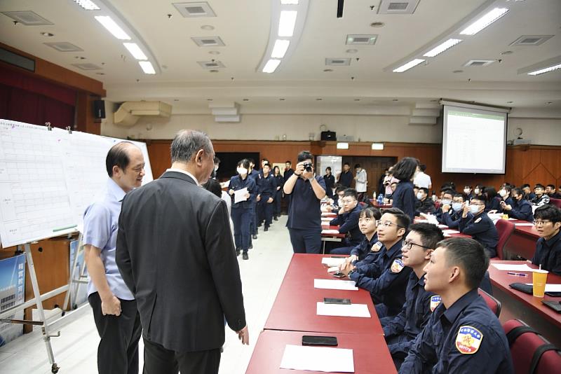 局長廖訓誠關心警大88期畢業新進同仁選填分發情形。