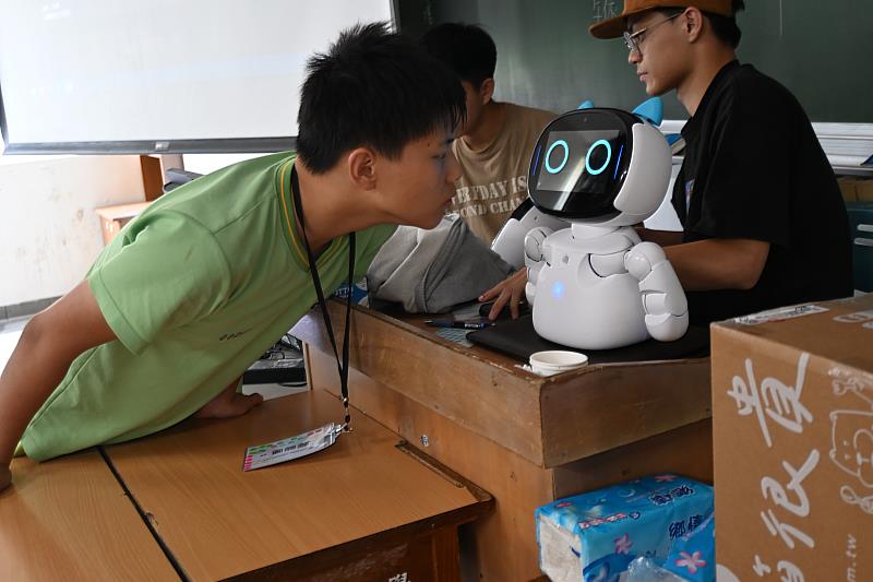 初次與互動機器人相見，點燃新北市金山高中附設國中部學生的好奇心。