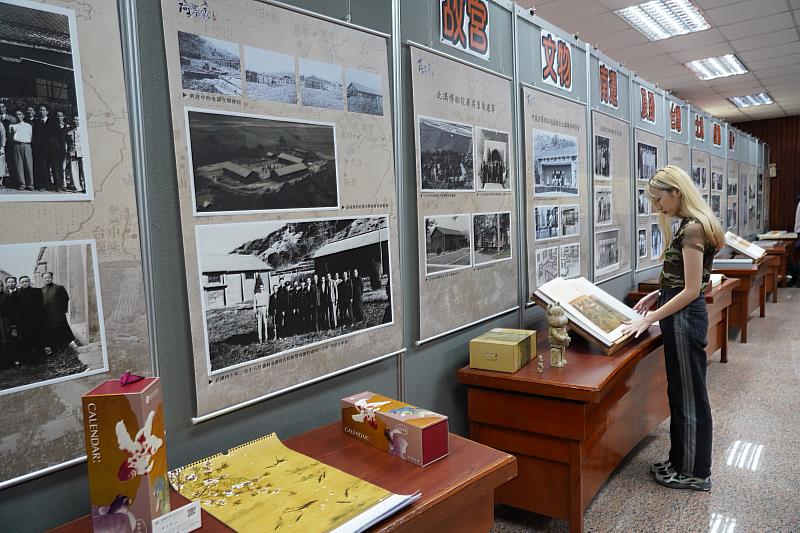 現場展示近百張故宮文物南遷的珍貴文史照片，展現朝陽師生USR團隊的努力成果。