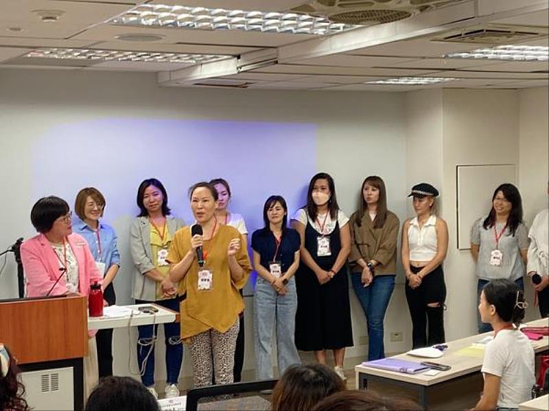 學員們於南臺科大老闆娘學院112年秋季班開訓典禮中輪流自我介紹之情形。