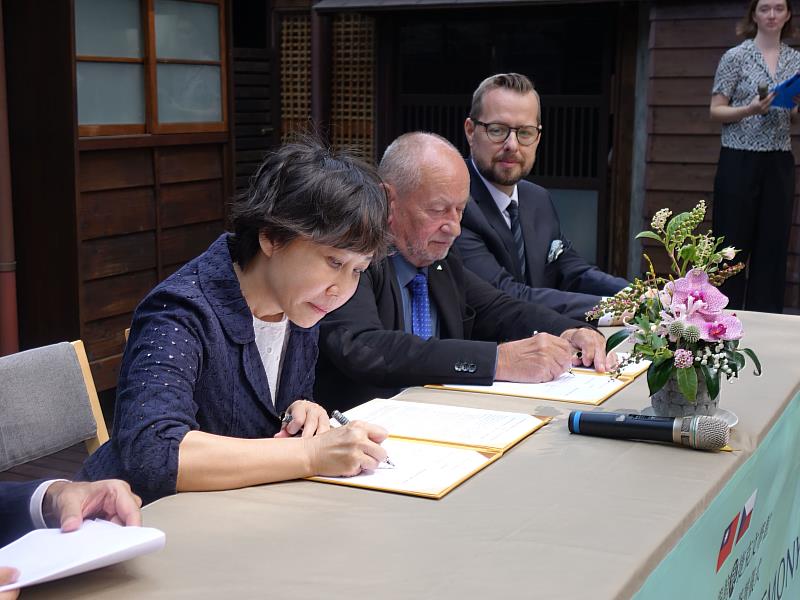 臺文館長林巾力（左1）與捷克文學館長斐瑞斯利本（左2）簽署兩館合作備忘錄。