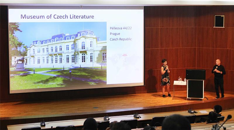 捷克文學館長斐瑞斯利本在臺文館展開專題講座，吸引眾多對捷克文學感興趣的觀眾。
