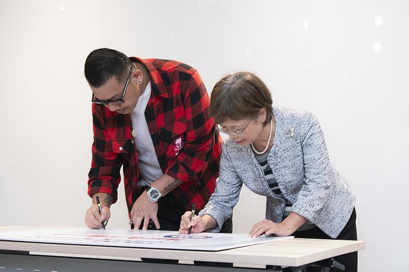 全律會理事長尤美女（右）與文策院董事長蔡嘉駿（左）於 17 日共同簽署合作備忘錄（MOU）。（文策院／提供）
