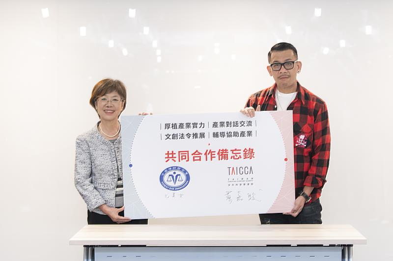 全律會理事長尤美女（左）與文策院董事長蔡嘉駿（右）於 17 日簽署合作備忘錄（MOU），為資源較少的臺灣文化內容產業，提供法律支援。（文策院／提供）