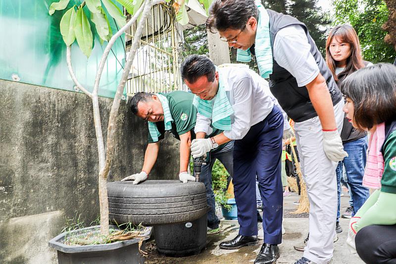 翁章梁率志工大掃除 清除登革熱孳生源-3