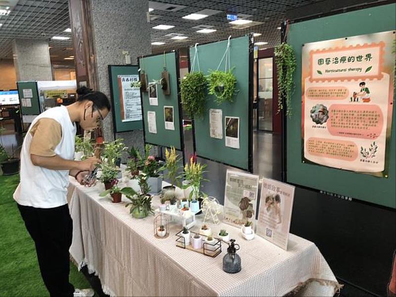 南臺科技大學生命教育活動園藝治療的世界(學生澆水照顧植物)