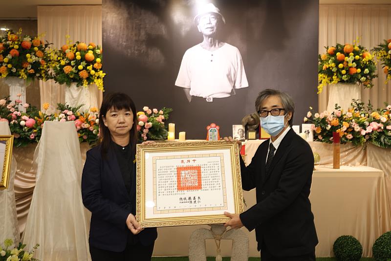 文化部政務次長李靜慧（左）代表頒贈總統褒揚令，由林亨泰長子林于竝代表受贈。