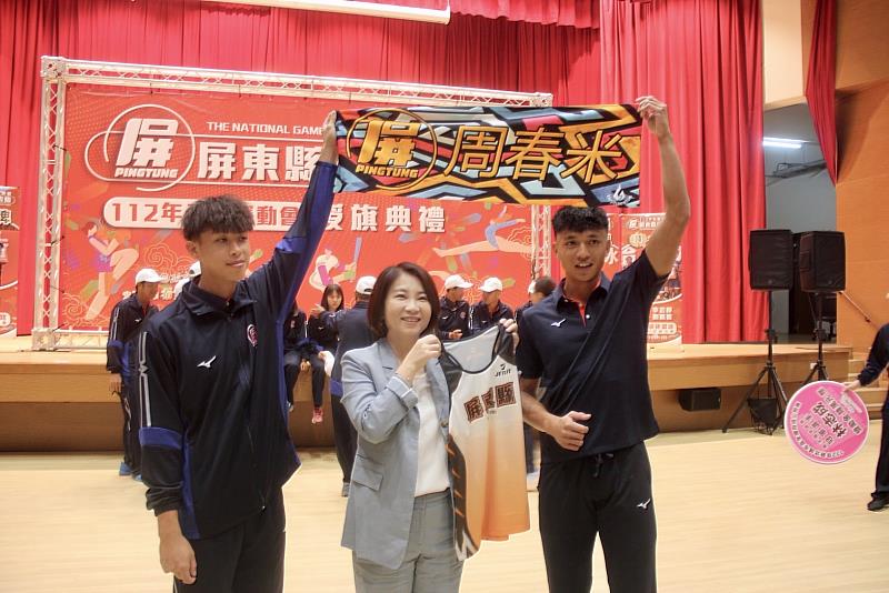撐竿跳高選手黃正琦（左）、林志成（右）與縣長合照