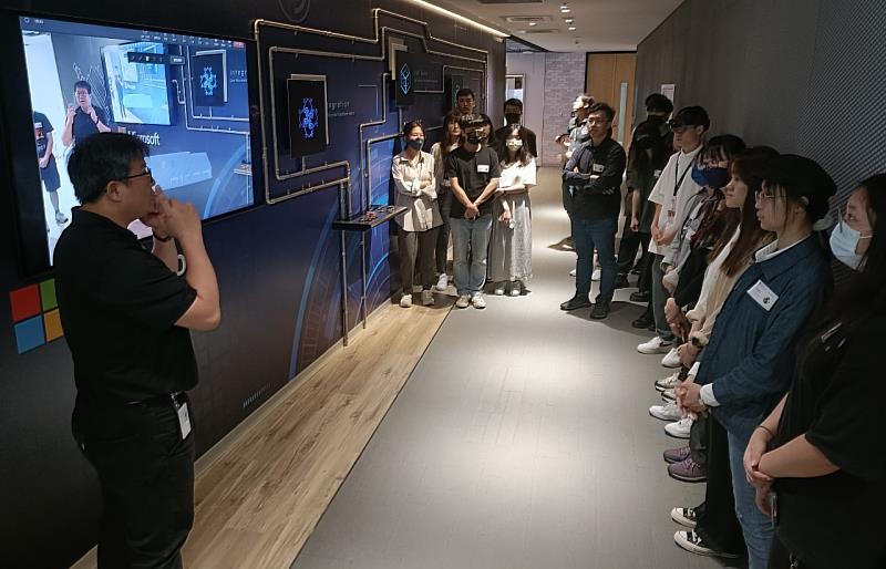 台灣微軟向淡江師生介紹「協助企業數位轉型方案」，透過AR技術協助企業提高系統設備的檢修效率。