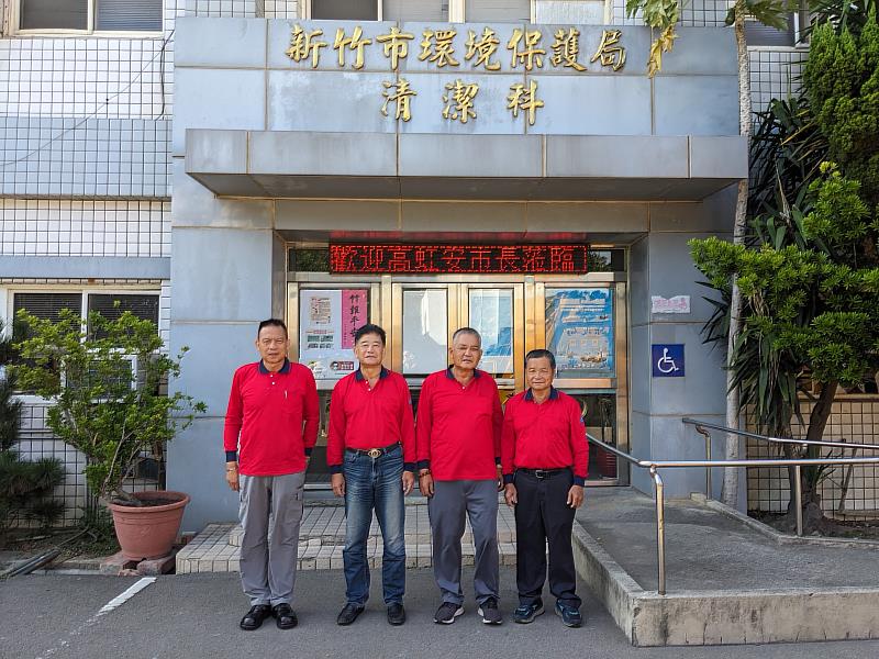 績優模範隊員（左1塗久議、左2尤永春、右1賴彭耀南、右2何世春）