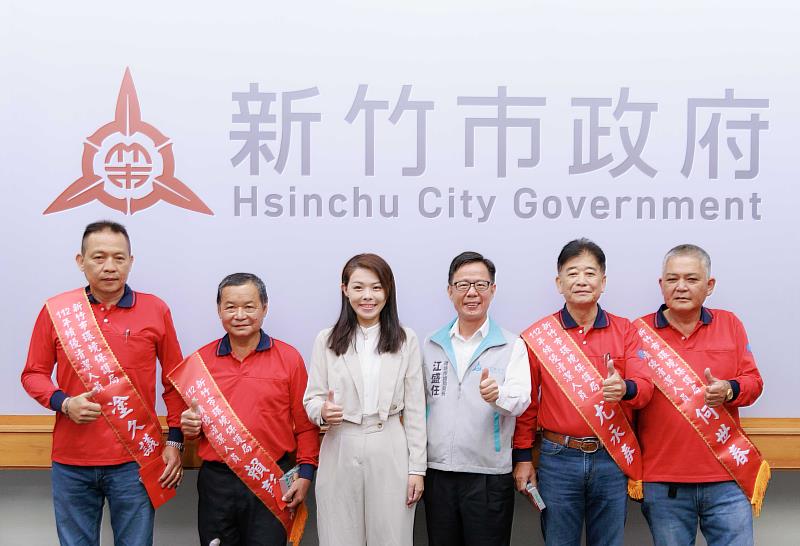 市長高虹安、環保局長江盛任表揚績優清潔隊員並與隊員合照