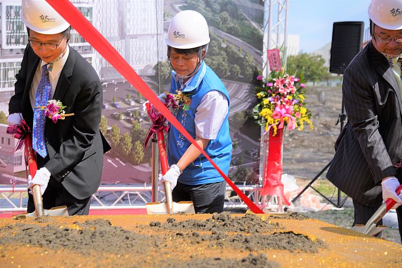 新竹縣政府衛生局長殷東成（中）參加動土典禮。