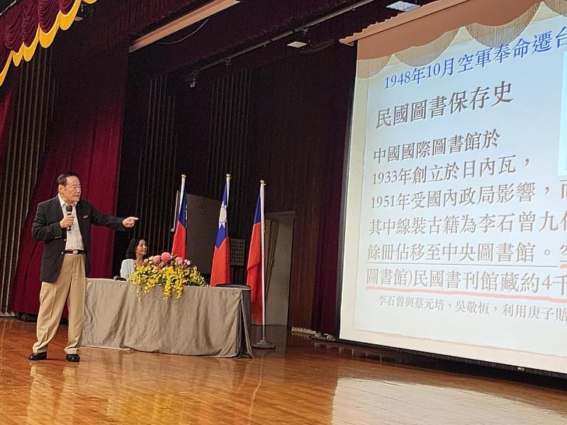 眷村嘉年華活動第二天下午舉辦「回顧1949：遷台外省族群對台灣的犧牲與貢獻」講座，葛光越將軍談到當年空軍遷台的歷史點滴。