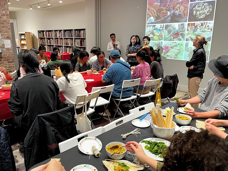 藝術家張恩滿舉辦「蝸牛樂園」藝術家工作坊，與參與者分享排灣族傳統美食「吉拿富」的製作方式。