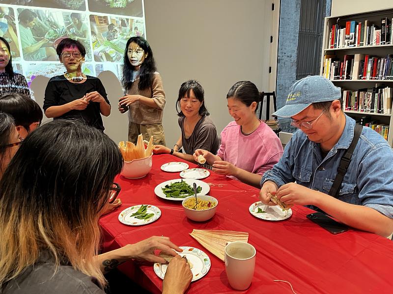藝術家張恩滿帶領參與者以紐約當地食材、蝸牛及小米，包裹製作排灣族美食「吉拿富」。