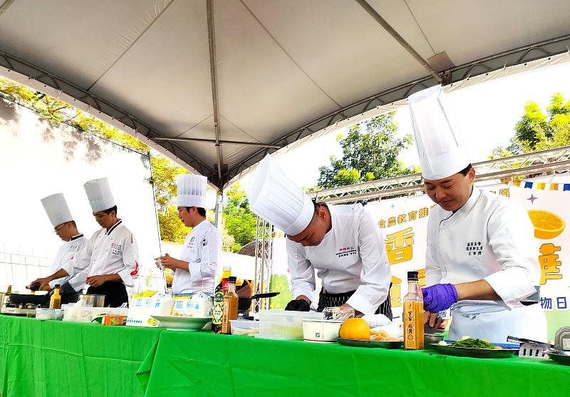 金牌主廚運用在地食材，現場示範客家料理，獲得一致好評。