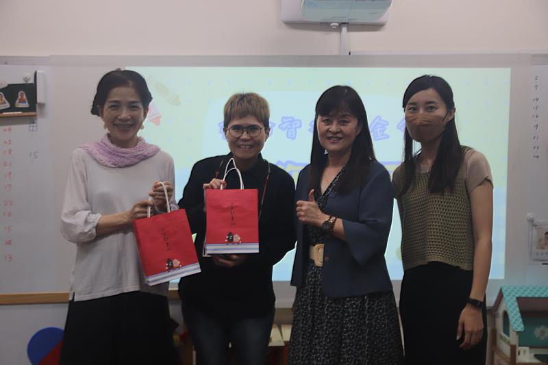 活動參與師長合影(左至右依序為東華大學林意雪老師、智邦公益館李奇穎執行長、鳳仁國小校長曾淑珍以及鳳仁附幼園主任黃資婷)