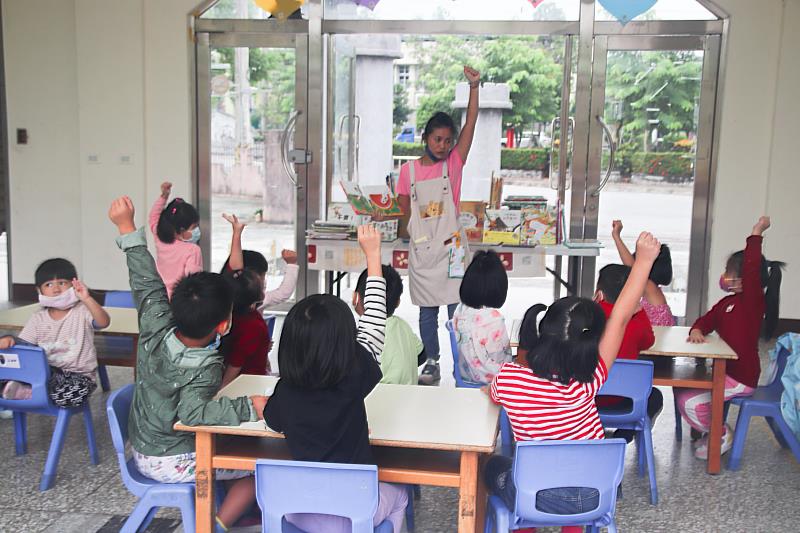 壽豐鄉幼的孩子們在聽故事的過程中互動積極，在老師的引導下與繪本互動。