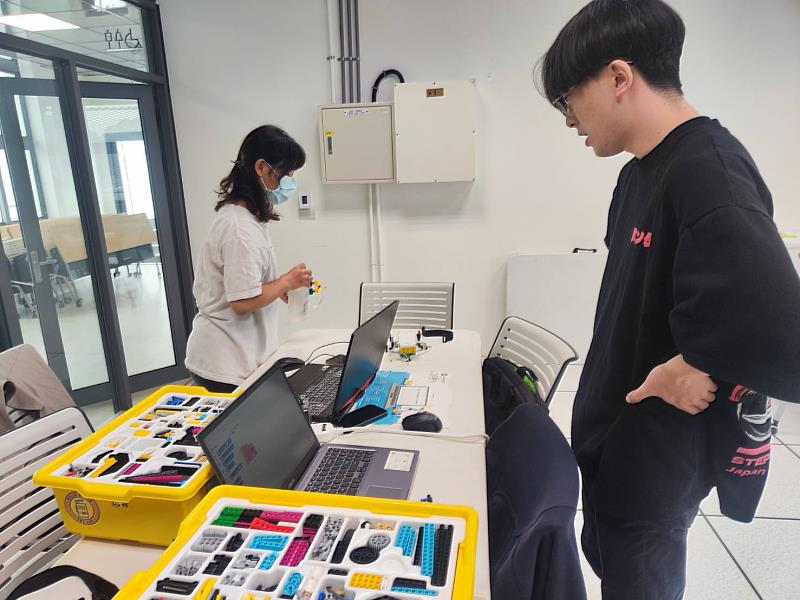 屏東縣政府今年首度辦理百工職人創客工作坊，其一主題為「機器人創客」。