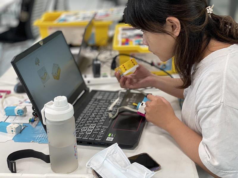 屏東縣政府今年首度辦理百工職人創客工作坊，其一主題為「機器人創客」。