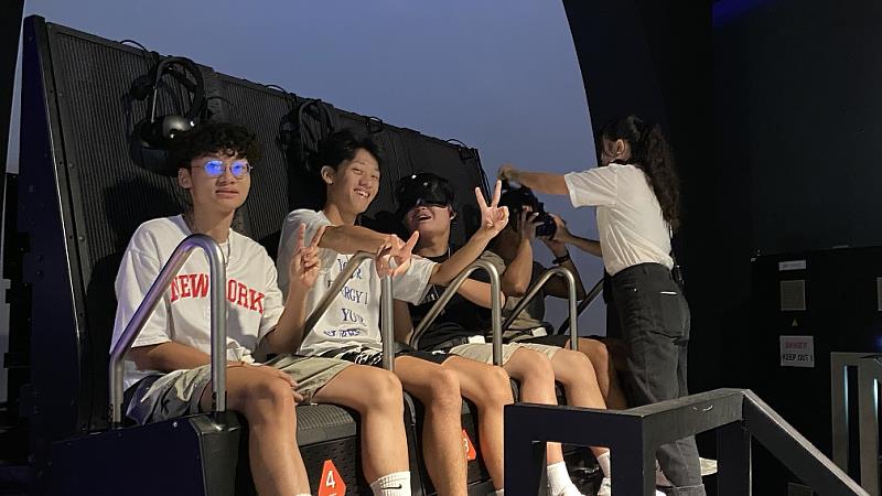 圖說二：會展系同學體驗著名飛行劇院i-Ride體驗、體感電競基地等多項設施