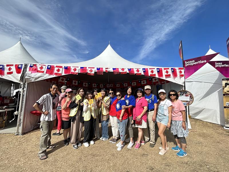 公廣系師生參與溫哥華多元文化節，於攤位擔任志工推廣台灣文化