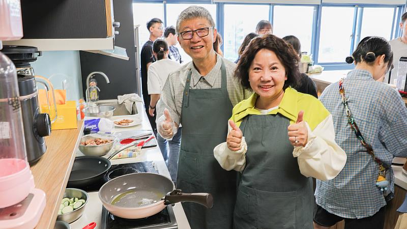 楊光磊博士與林玥秀校長穿起圍裙，一起製作早餐
