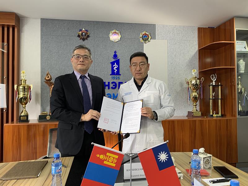 蒙古第一醫院院長KHISHIGJARGAL B.及台北市立萬芳醫院黃副院長俊仁簽署合作備忘錄。