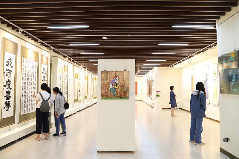 南華大學舉辦「呂仁清、蔡篤釗書法藝術展」，展出至10月24日。