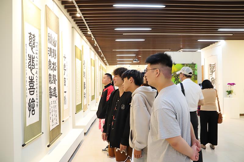 南華大學舉辦「呂仁清、蔡篤釗書法藝術展」，學生參觀展覽。
