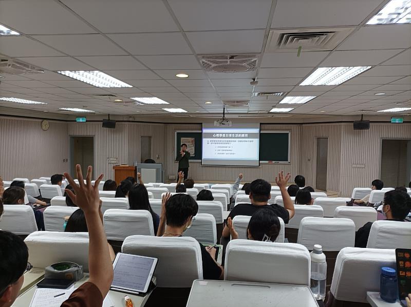 蔡立忠資訊長與學生互動踴躍