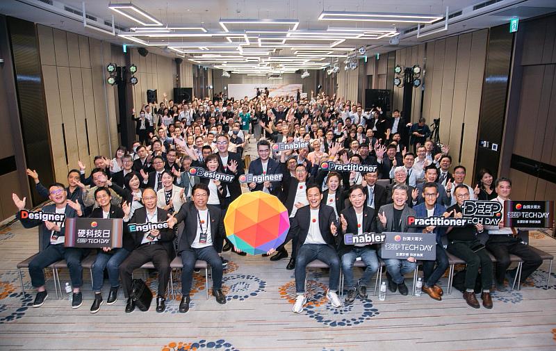 百位對台灣IT產業極具影響力的CIO及高階主管參與台灣大哥大「2023硬科技日」。