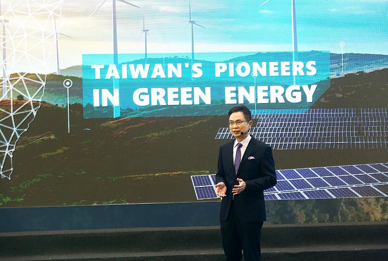外貿協會董事長黃志芳於Energy Taiwan及Net-Zero Taiwan展覽開幕上呼籲減碳刻不容緩，透過企業、政府、學術機構之間合作，創造更穩定且自然的能源供給，給下一代乾淨的未來。(貿協提供)