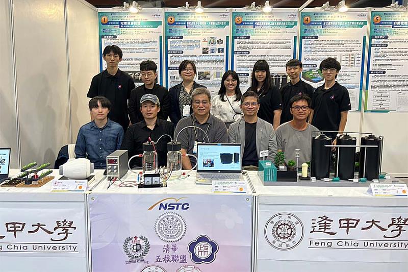 逢甲研發實力堅強，產學營運與推廣處處長何主亮 (前排中)帶領校內師生團隊參展。