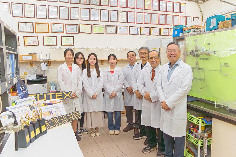 團隊成員，右起：林耀東教授、黃振文教授、譚發瑞教授、吳俊霖教授。