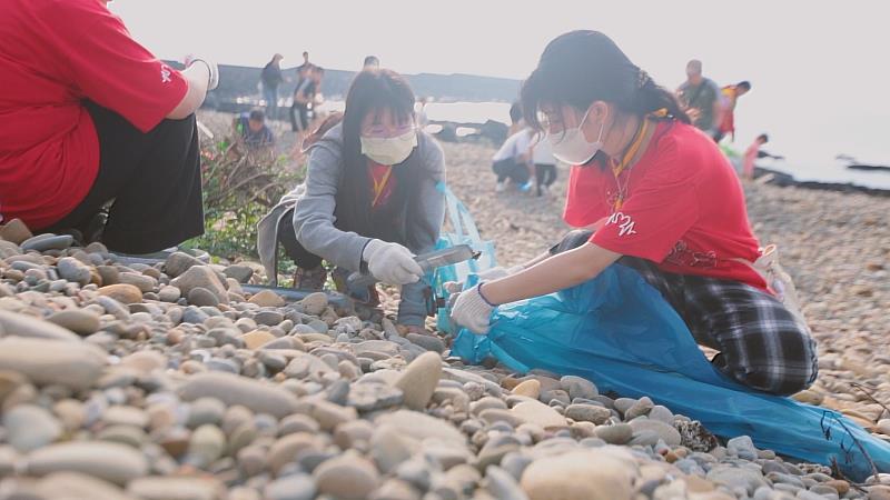 散落在沙灘上的菸蒂是最大宗的垃圾來源，同學細心一一撿拾乾淨。