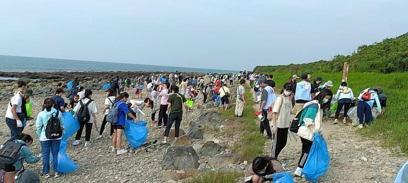 三所學校大學生同心協力，將貝殼海岸沙灘的垃圾清理乾淨，恢復秘境沙灘原有的美麗風貌。