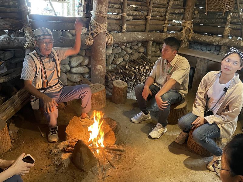 德芙蘭家屋內耆老分享原民傳統生活智慧