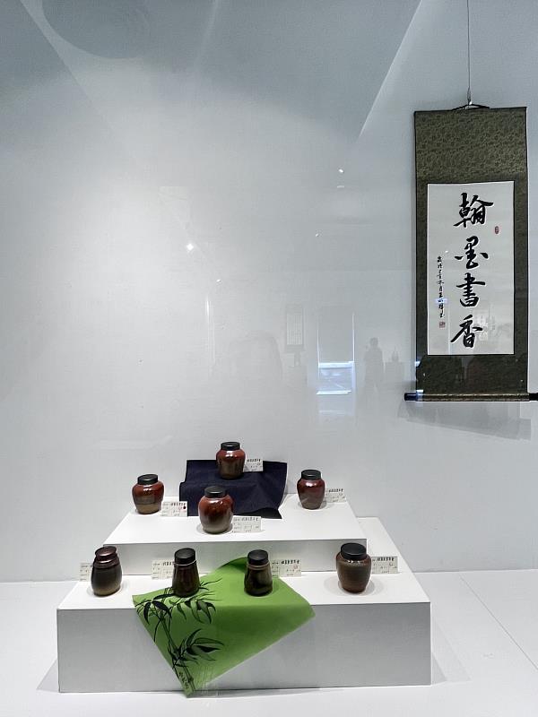 「燒炭窩九號柴燒窯-郭俊成篙波墨茶具花器展」於美術館001、002展廳展出，此次展覽由藝術家郭俊成帶來一系列陶藝作品。