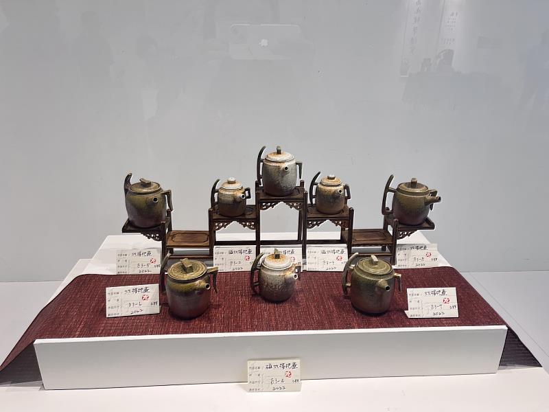 「燒炭窩九號柴燒窯-郭俊成篙波墨茶具花器展」於美術館001、002展廳展出，此次展覽由藝術家郭俊成帶來一系列陶藝作品。