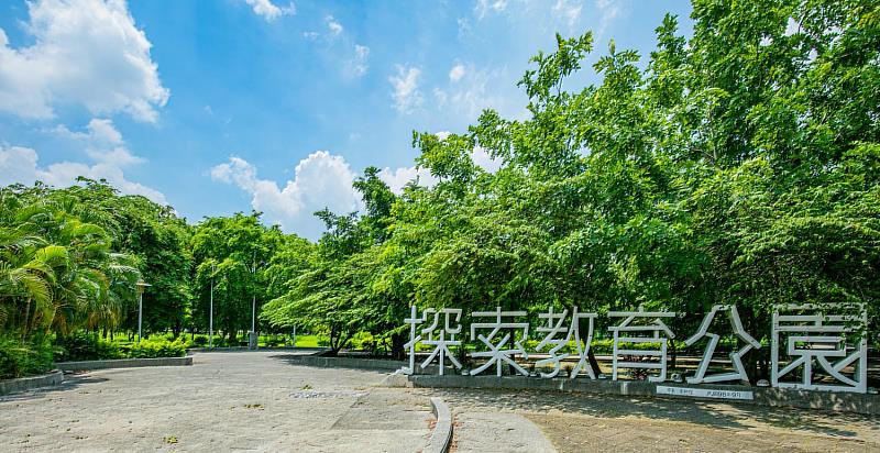 遠雄東御苑正對西灣里萬坪景觀公園，同時鄰近佔地約6公頃為目前全台灣最大的探索教育公園。