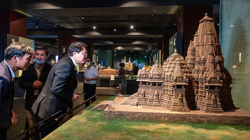 內政部部長林右昌對「世界宗教展示大廳」的宗教建築模型相當感興趣。（圖由世界宗教博物館提供）