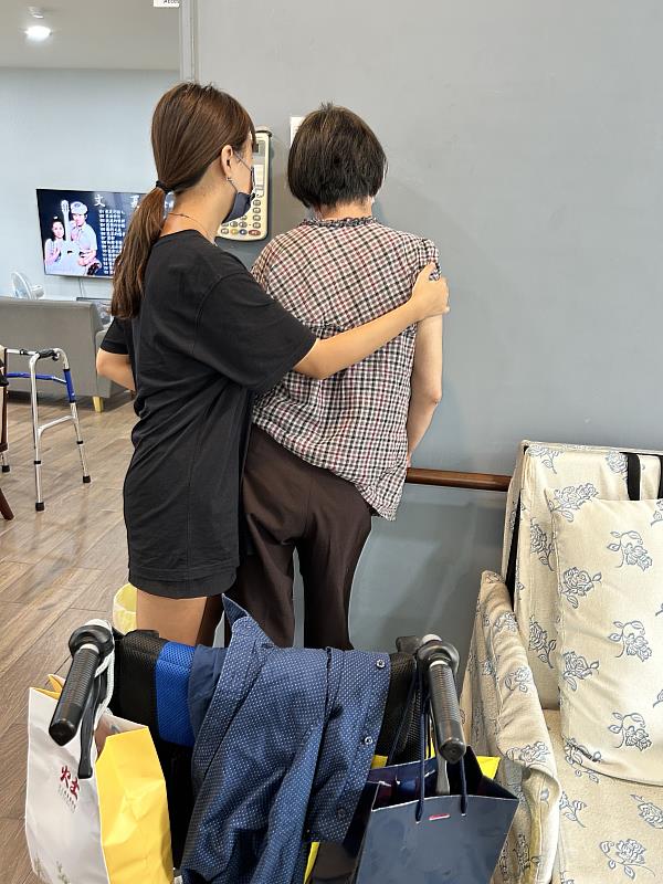 蘇玟綺在日間照護中心工作情形