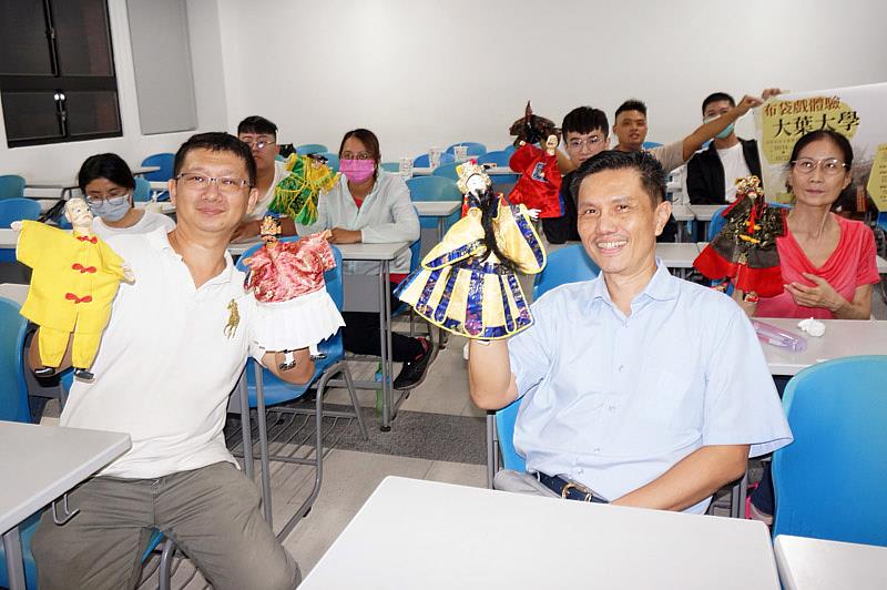 陳正雄老師(左)到大葉大學開設通識課程,帶大學生體驗布袋戲