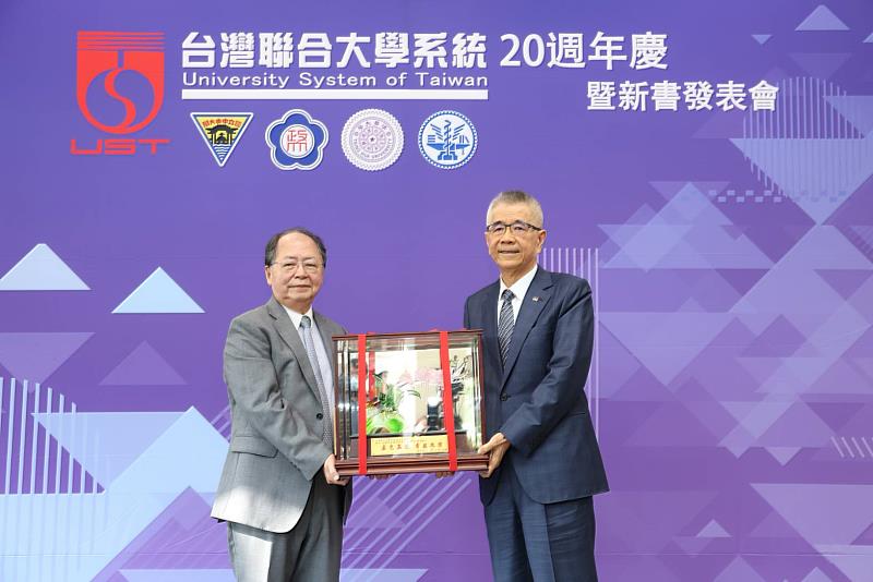 信義企業集團創辦人周俊吉獲台灣聯合大學頒發傑出貢獻獎。